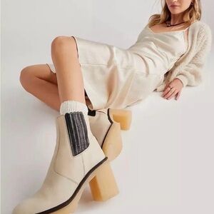 NWOB Free People James Chelsea Boots in cream with thick rubber sole, Size 7/37